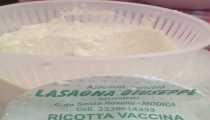ricotta (WxH) - ho atteso che portassero al Supermercato di Pozzallo quella del massaro di Ragusa, prenotandola al mattino. Una volta passavano la mattina presto con le cavagne (recipienti tipici di vimini) e le donne uscivano con il piatto per farsela versare, liscia liscia e ancora calda.