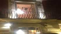 esclusivo (WxH) - Siracusa, nella piazza principale, un balcone aperto e si riesce a intravvedere qualcosa di antico e raffinato da ammirare