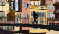 Girona 2 (WxH) - Girona. Ponte sul fiume Onyar e 'Cases Penjades'.