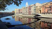 Girona 1 (WxH) - Girona. Riflessi sul fiume Onyar and 'Cases Penjades'.