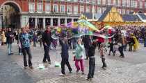 Bolle di sapone (WxH) - Madrid. Plaza Mayor. Allegria nel periodo Natalizio.