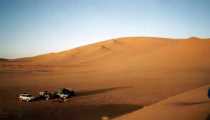 Algeria 2001 (580Wx392H) - La sera si monta il campo fra le dune..... http://www.dimensioneavventura.org
