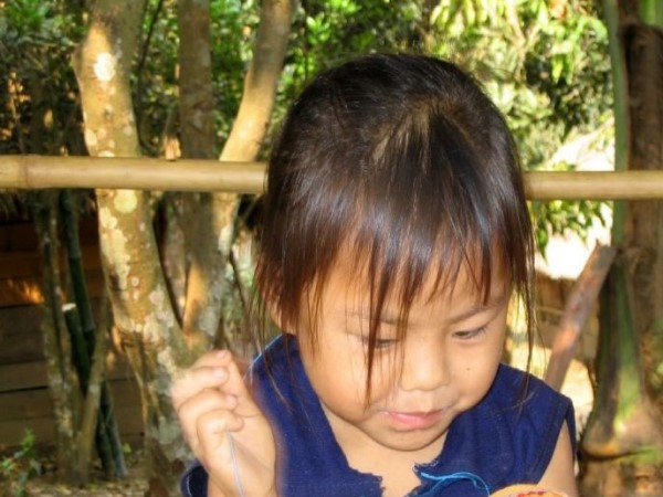 Scarica versione non compressa bimba al  cucito (WxH)