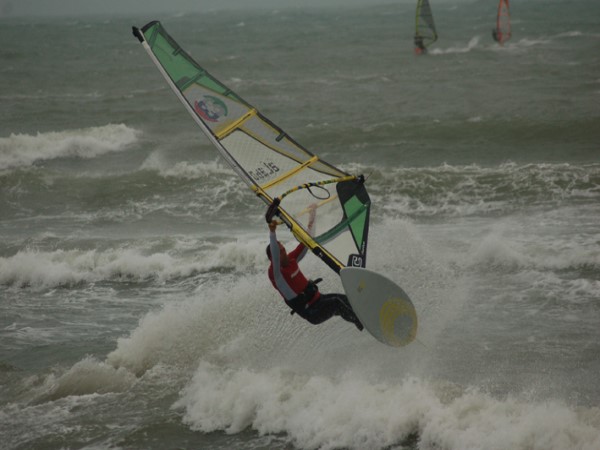 Scarica versione non compressa Scuola Windsurf Roma (WxH)
