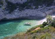 Una spiaggia nascosta sull'isola di Vis in Croazia